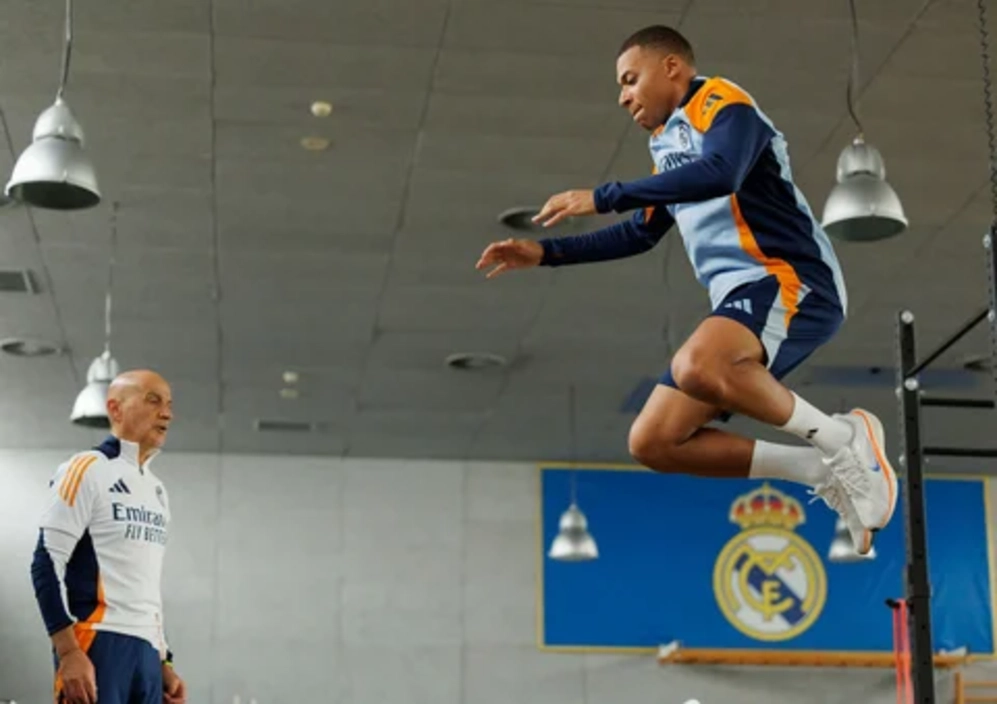 Portada de Mbappé sube cargas en el Real Madrid para la Jornada 10