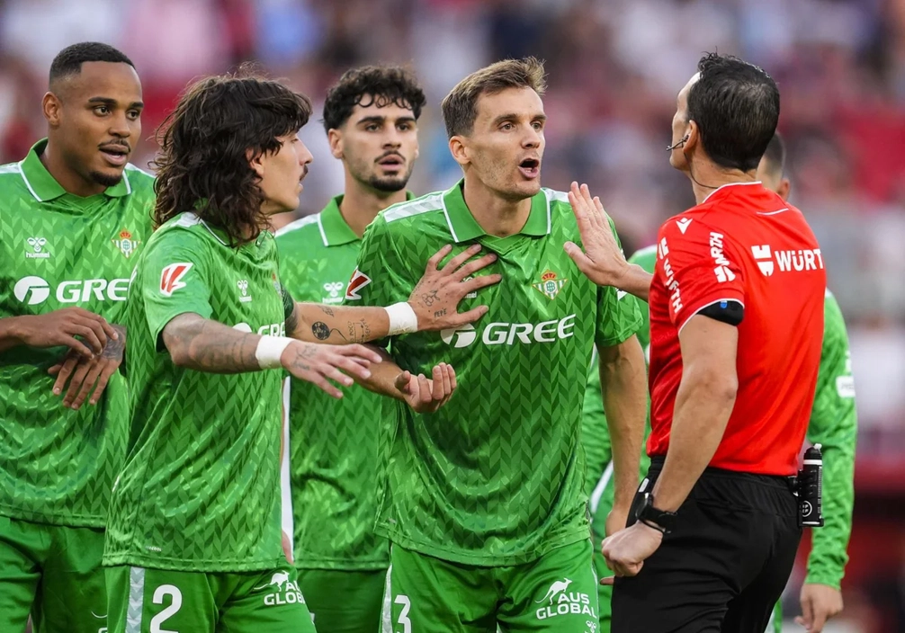 Portada de Llorente y el Betis se salvan de la rueda