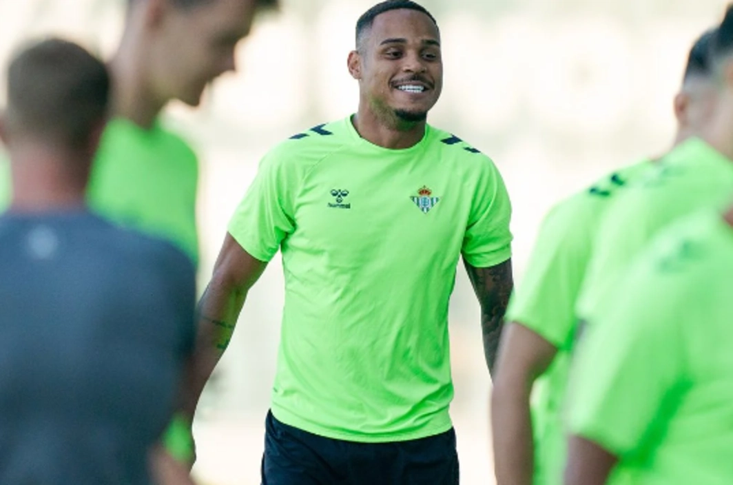 Portada de Natan se muestra en entrenamiento del Betis