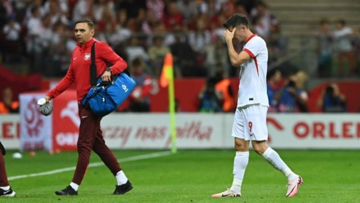 Portada de Lewandowski juega con Polonia, pero sigue la alerta