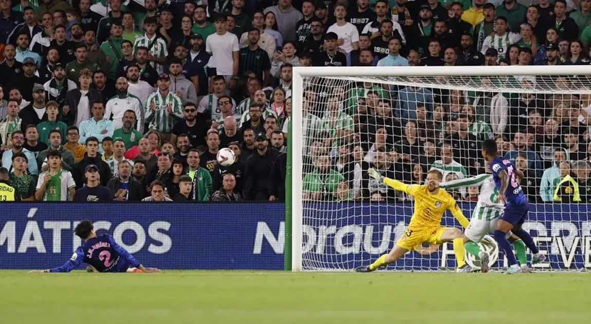 Portada de Un autogol define un bombardeo del Betis al Atleti