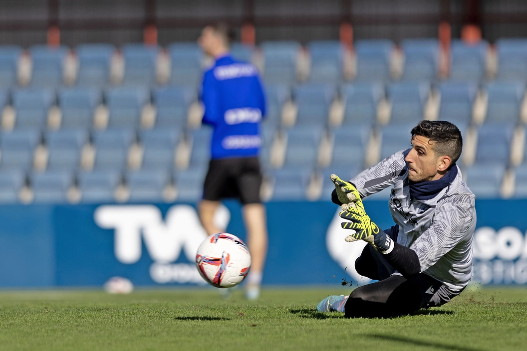 Portada de Juan Cruz sigue fuera del grupo en Osasuna