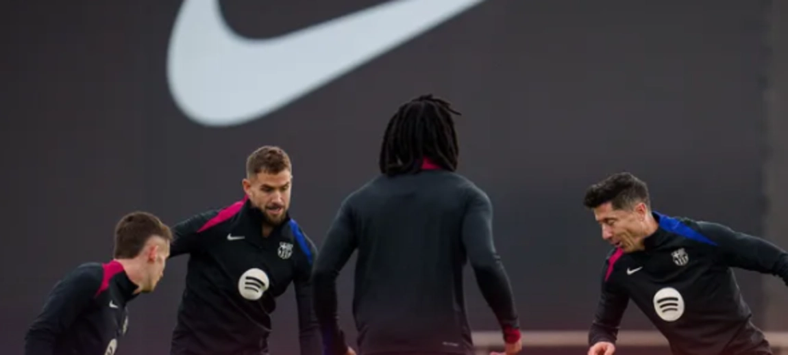 El Barca entrena con el regreso de los internacionales