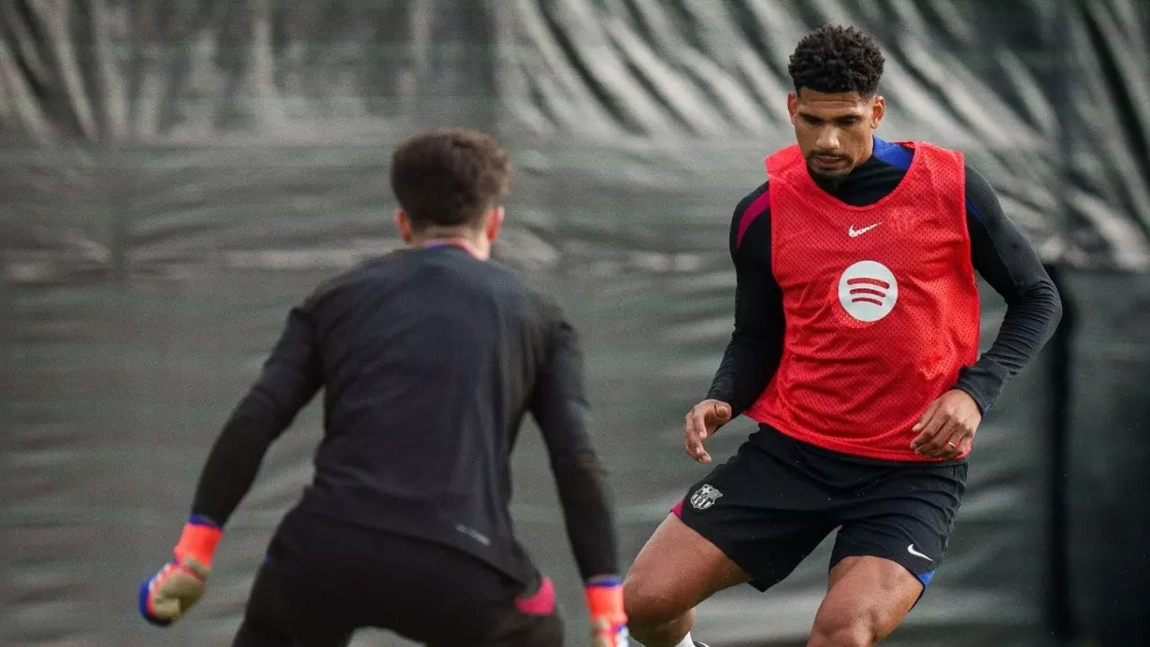 Portada de Araujo completa sesión con el Barca, regreso a la vista