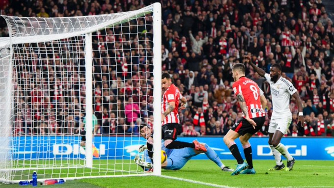 Portada de El Athletic vence al Real Madrid en San Mamés