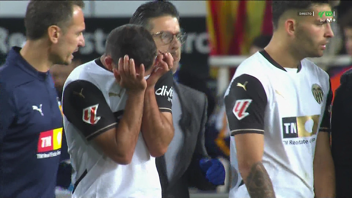 Portada de Rioja aparentemente lesionado en el Valencia - Rayo Vallecano