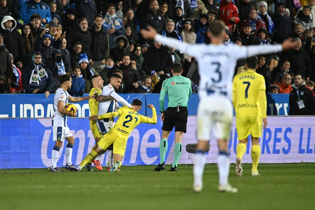 Imagen de la noticia: Óscar Rodríguez sancionado con cuatro partidos tras su expulsión ante el Villarreal