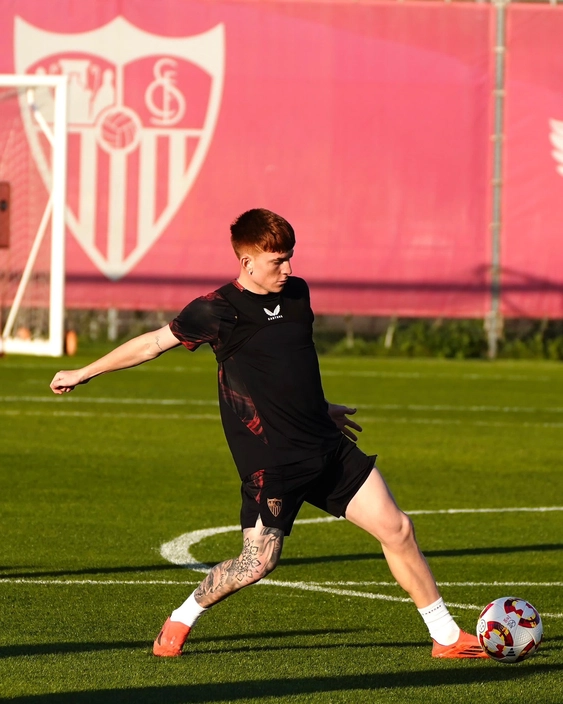 Imagen de la noticia: El Sevilla retoma los entrenamientos con Barco y Pedrosa, pero con tres futbolistas al margen y dos ausencias