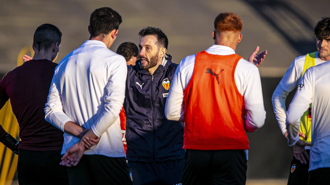 Imagen de la noticia: El Valencia CF entrena con seis jugadores al margen bajo la dirección de Carlos Corberán