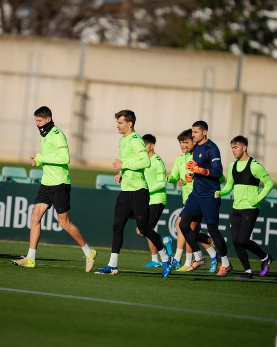 Portada de El Betis vuelve al trabajo después de las vacaciones pensando en el partido de Copa del Rey