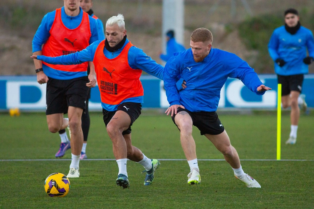 Portada de El Deportivo Alavés inicia su preparación pensando en LaLiga