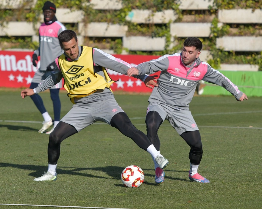 Portada de El Rayo Vallecano cierra el año con alegría, pero un susto para Diego Méndez