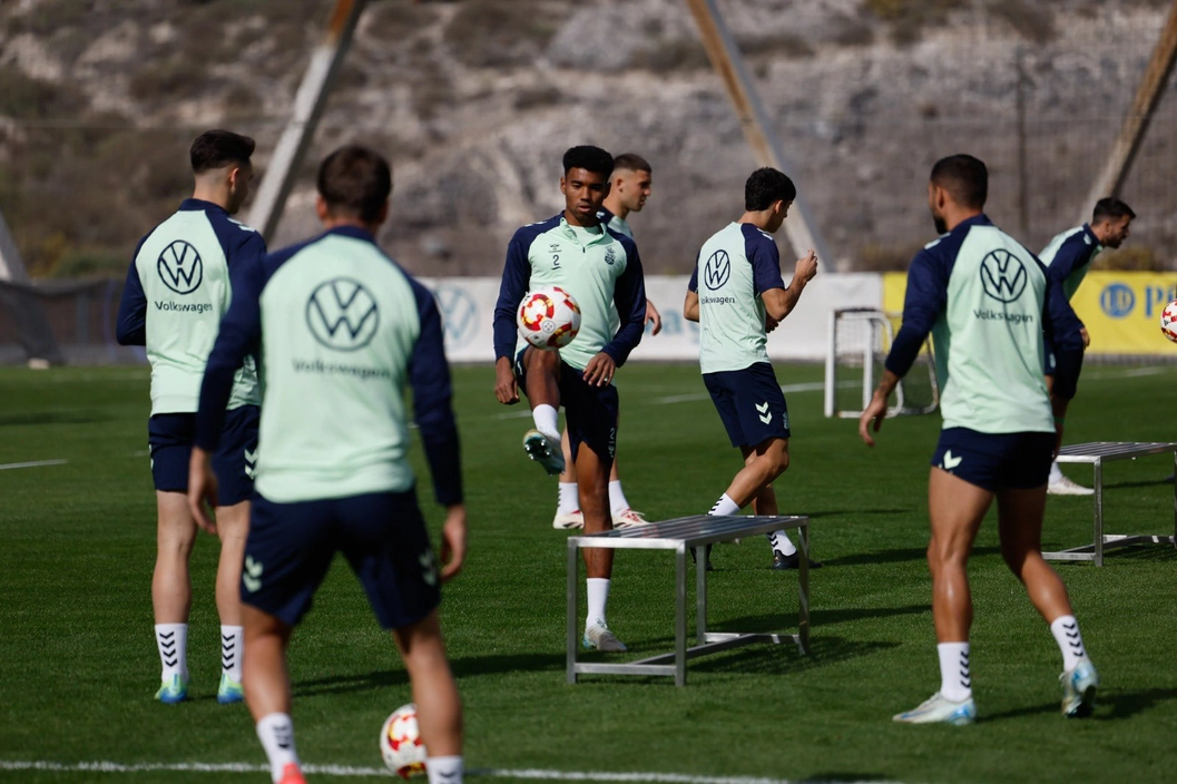 Imagen de la noticia: La UD Las Palmas inicia el año con entrenamiento matutino y sin Viti Rozada