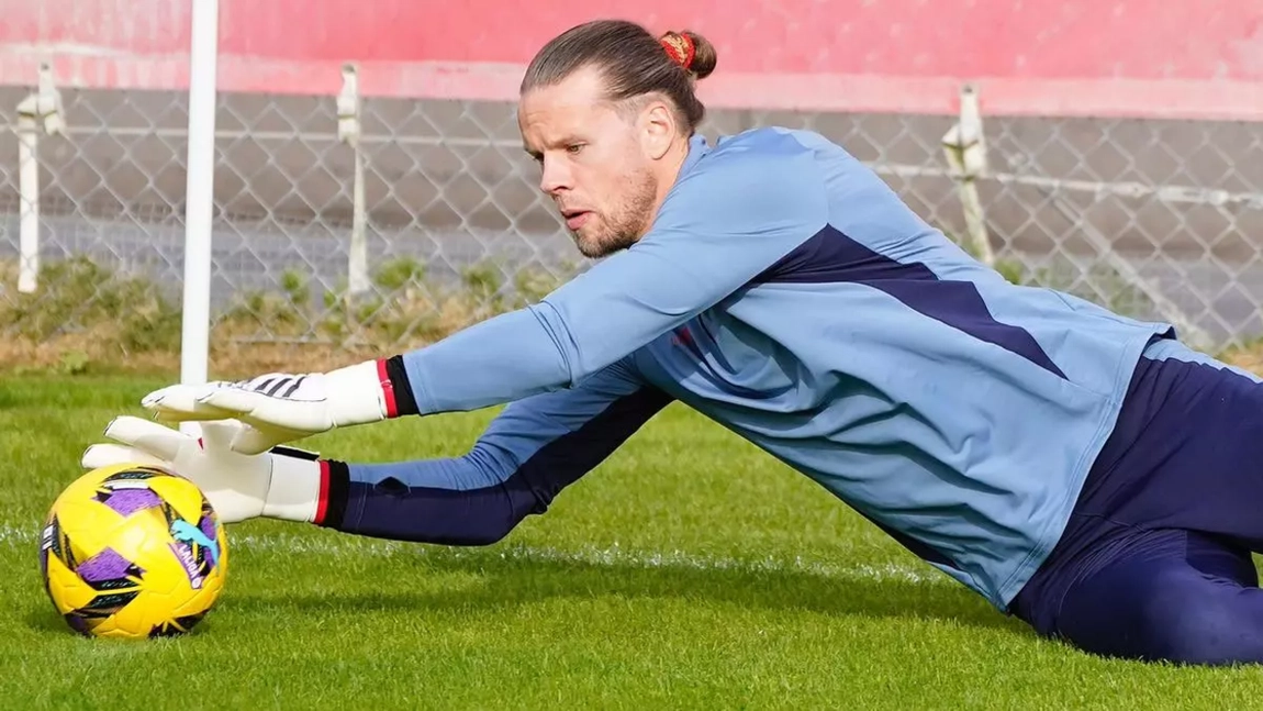 Portada de Nyland vuelve a la puerta del Sevilla en Copa