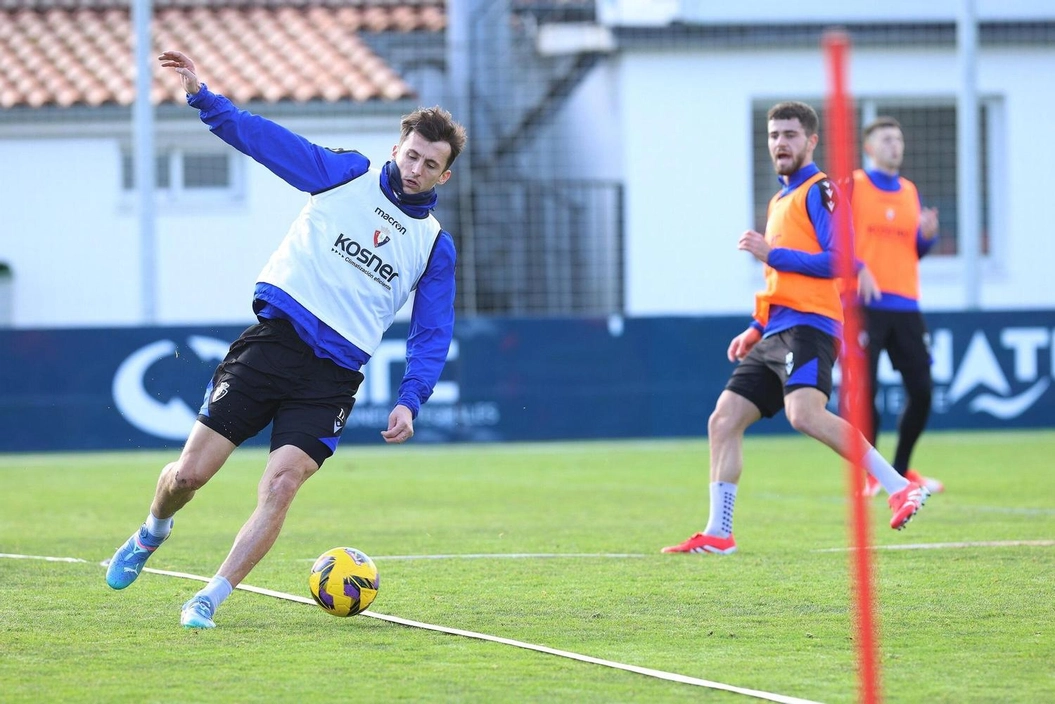 Imagen de la noticia: Osasuna entrena para el Atleti con tres hombre fuera