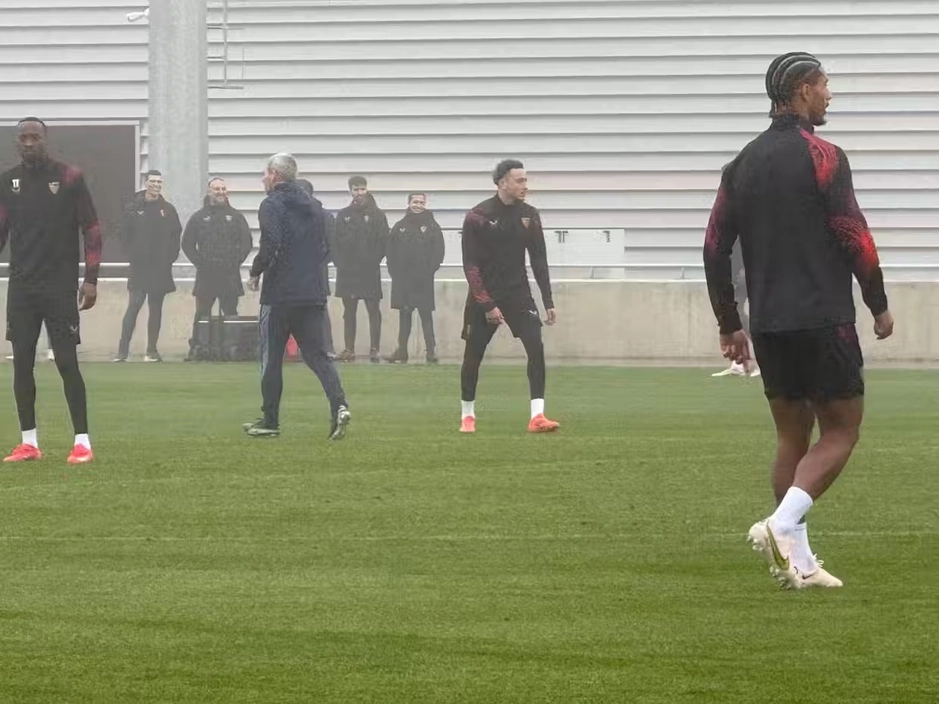 Noticia: Ejuke se fortalece, Iheneacho regresa, auencias y rumores en el Sevilla Imagen de la noticia: Ejuke se fortalece, Iheneacho regresa, auencias y rumores en el Sevilla