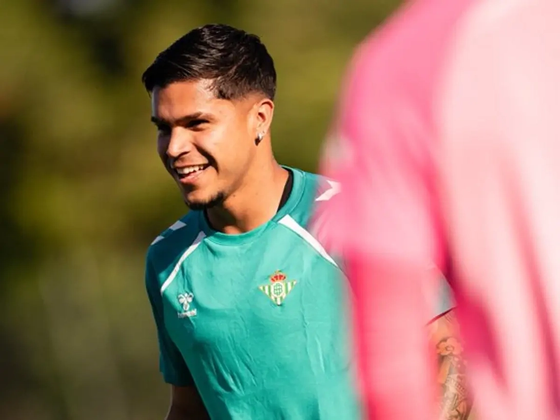 Portada de El Betis vigila la operación del Cucho Hernández