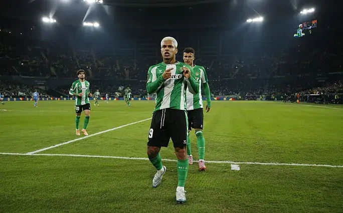 El Betis gana en Europa League, pero sufre lesiones importantes