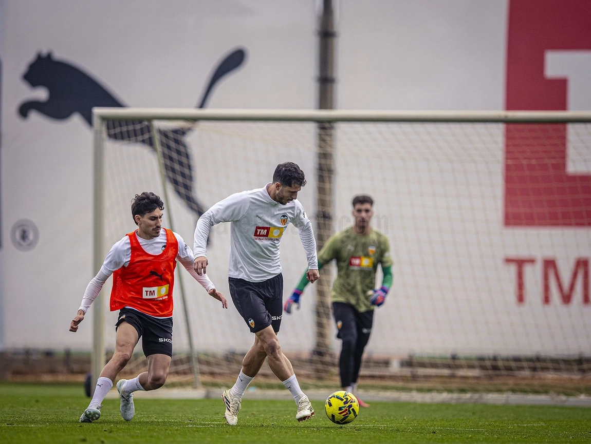 Portada de Entrenamiento del Valencia con una duda creciente