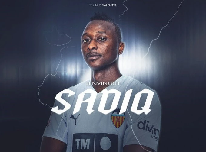Oficial: Umar Sadiq es jugador del Valencia hasta 2028