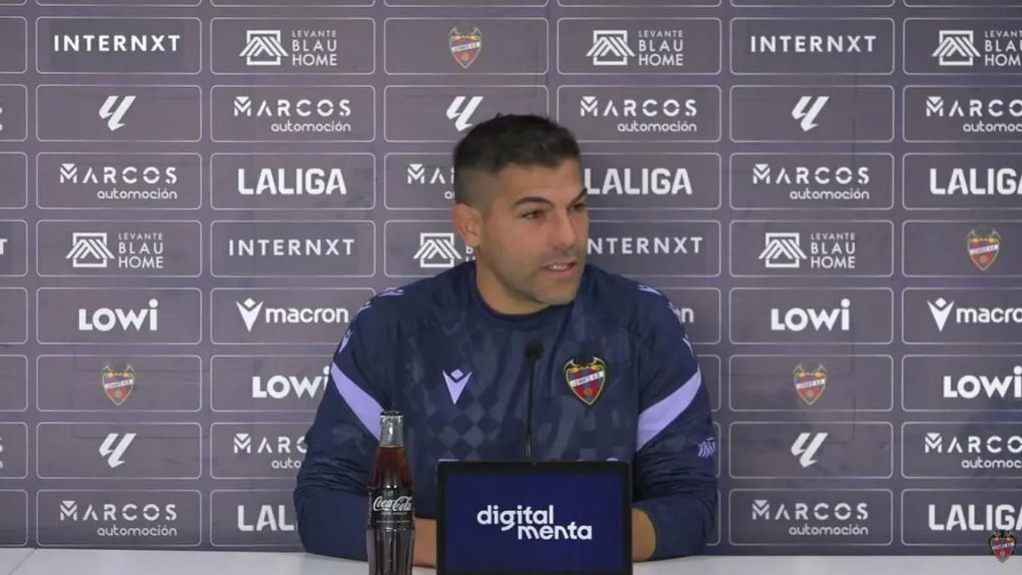 Portada de Del Moral elogia la valentía de su equipo y llama a la calma tras perder con Osasuna
