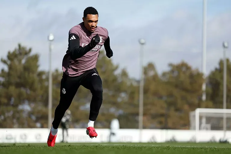 Alexander-Arnold se muestra a tope en entrenamiento del Real Madrid