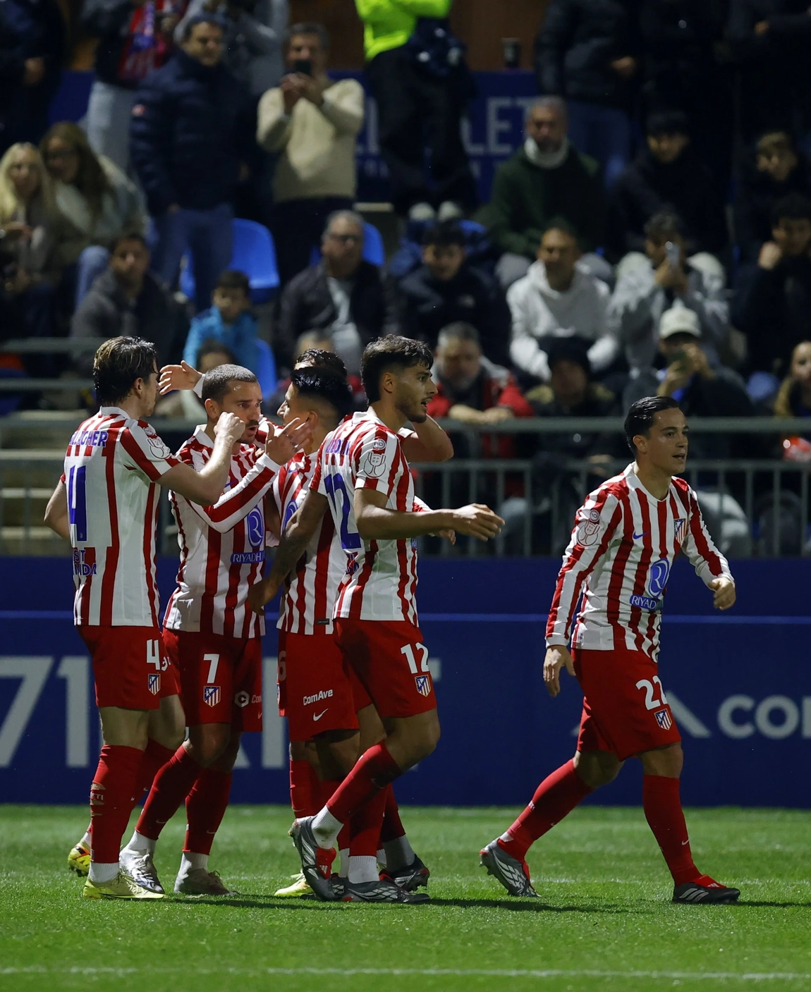 Con Griezmann, Musso y Raspadori el Atlético de Madrid gana con susto al Atlético Baleares