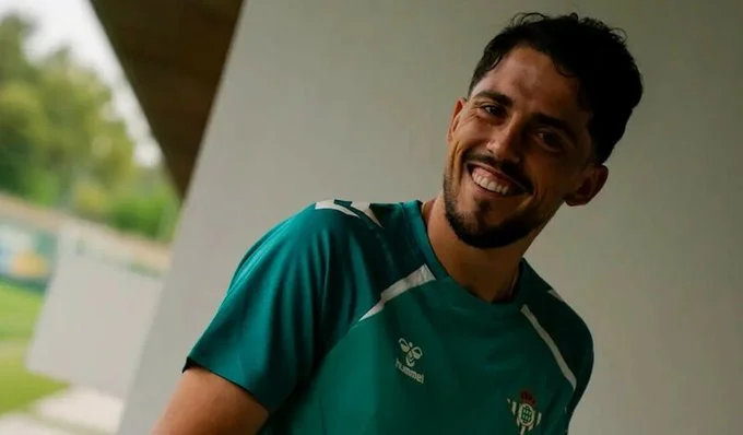 Portada de Fornals de regreso en el entrenamiento del Betis, el Cucho a tope