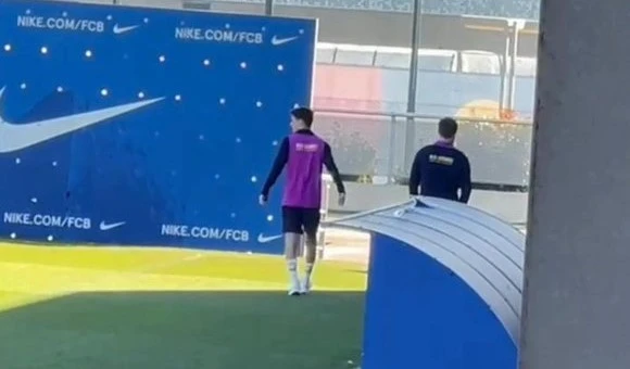 Portada de Gavi se deja ver en el campo de entrenamiento del Barcelona