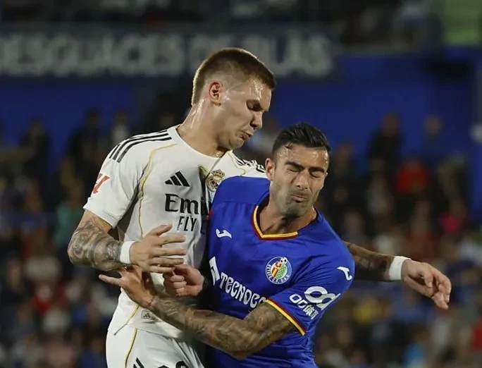Portada de El Getafe choca con el Madrid y el arbitraje, Nyom y Sancris con rojas - La Liga