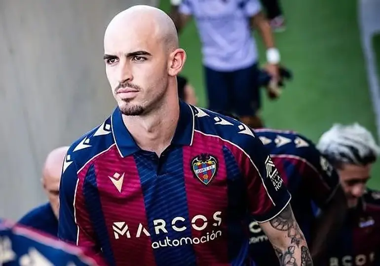 Portada de Oriol Rey apunta al once del Levante ante Osasuna; Dela y Tunde, pendientes de última hora