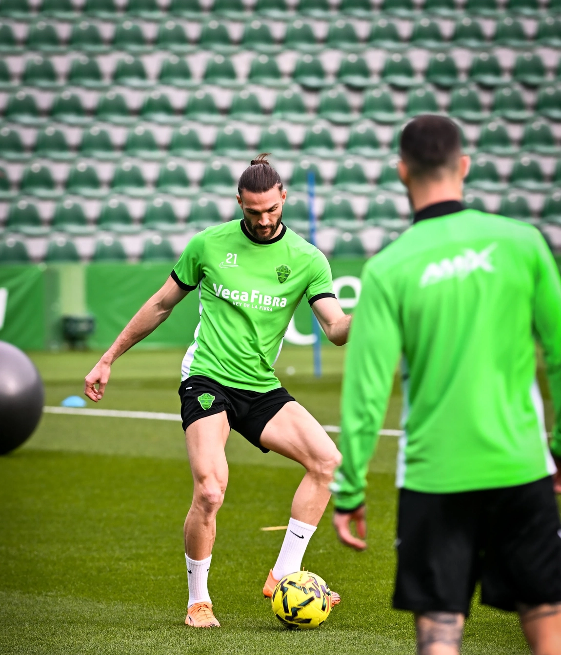 Portada de Regresos de calidad en el entrenamiento del Elche, Grady ausente