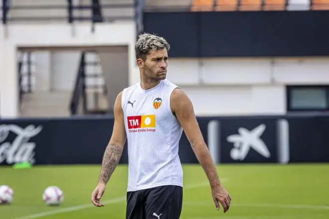 Portada de Hugo Duro y Gayá gestionan molestias en el entreno del Valencia