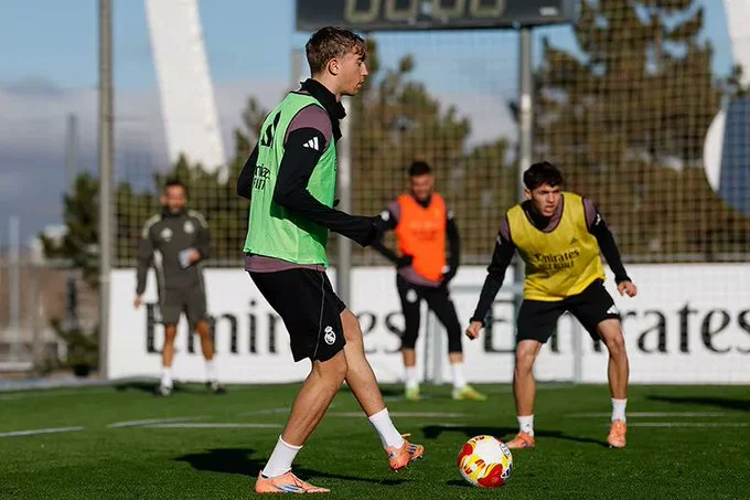 Huijsen de regreso, listo para ir con el Real Madrid a la Supercopa