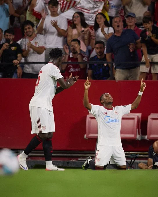 Portada de El Sevilla empata con goles de Lukebakio e Idumbo