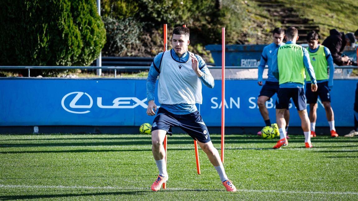 Portada de Zubeldia ya entrena con la Real Sociedad, fortalece la defensa para el cierre de año