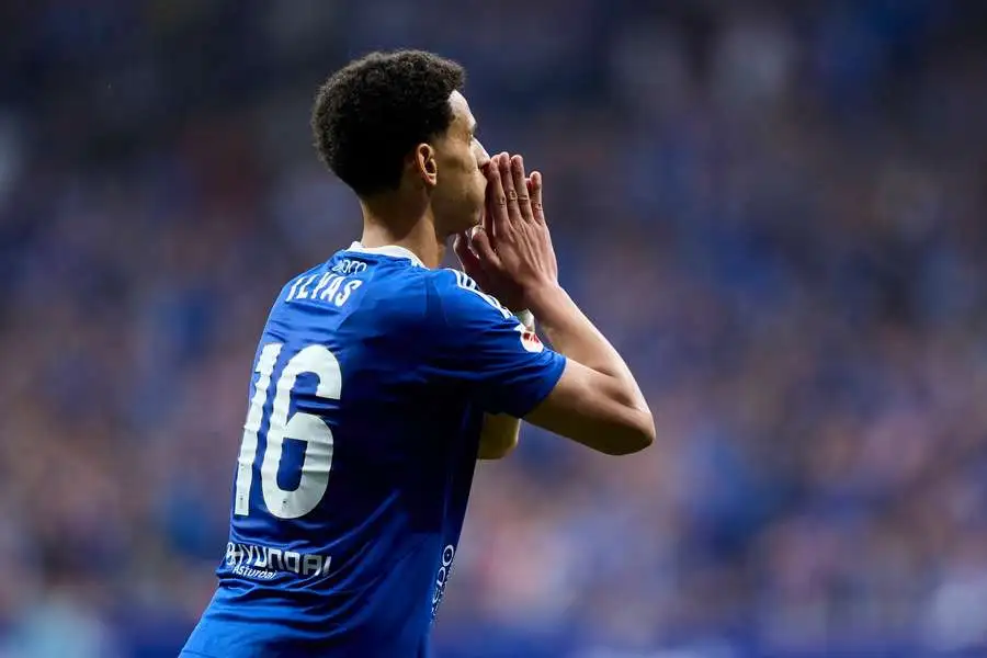 Portada de Ilyas Chaira, sale lesionado en el Oviedo - Real Sociedad