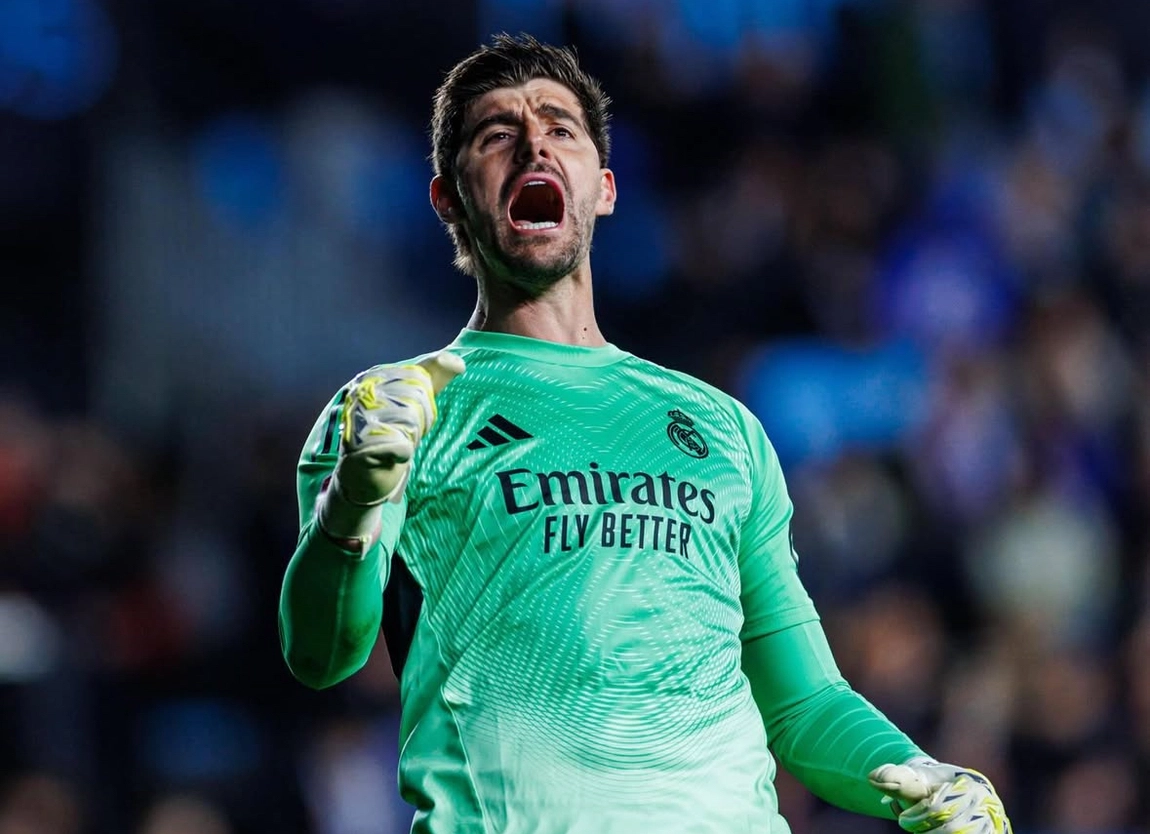 Alarma Courtois en el Real Madrid por posible lesión: sustituido en el descanso ante el City