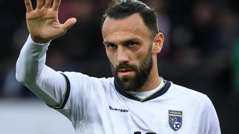 Muriqi da el susto con Kosovo y pasará pruebas para descartar lesión