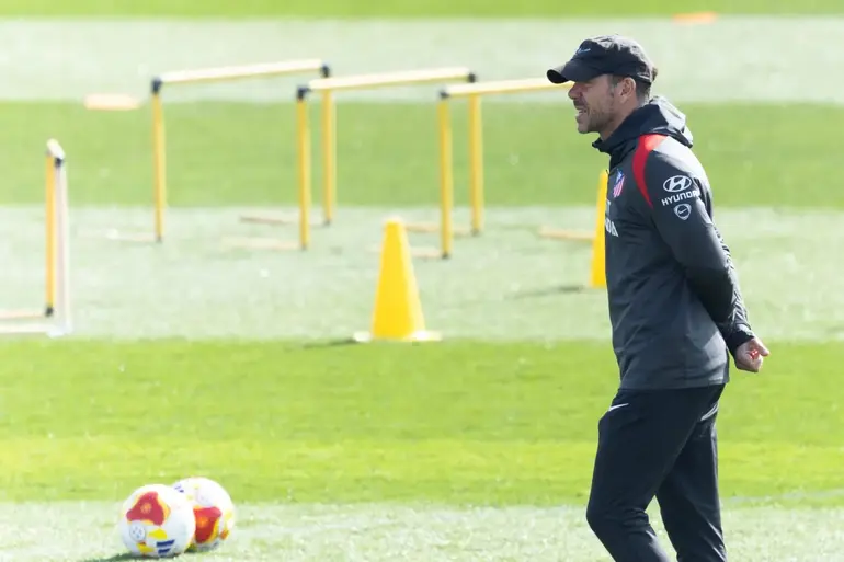 Portada de Simeone ensaya once para el partido ante el Sevilla con varios canteranos