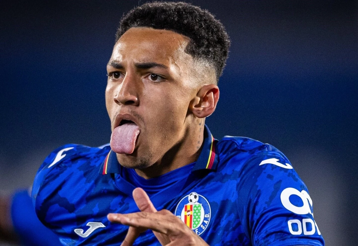 Portada de Álvaro Rodríguez llega cedido al Elche, que sigue tras Agustín Álvarez y busca portero