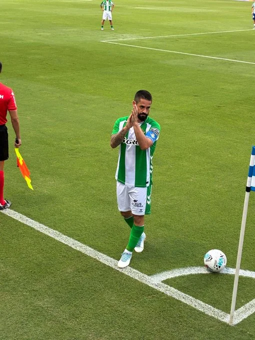 Portada de Alarma: Isco sale con un fuerte golpe en el Betis - Màlaga.