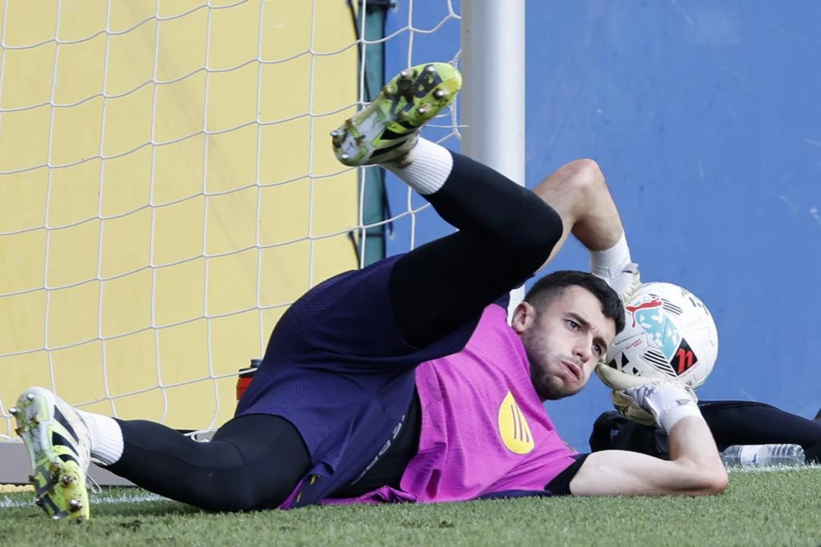 Portada de Alarma: Se lesiona Joan García en el entrenamiento del Barcelona