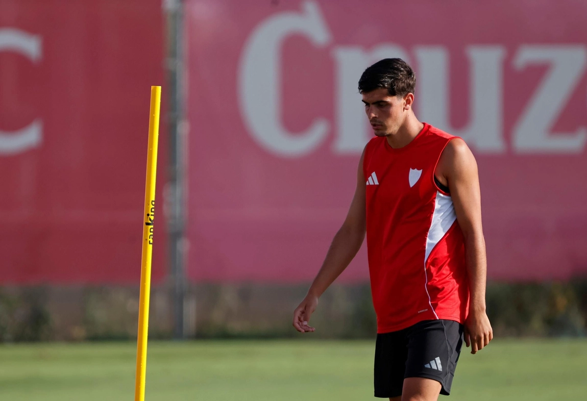 Portada de Juanlu sigue entrenado con el Sevilla, Rafa Mir ya no está