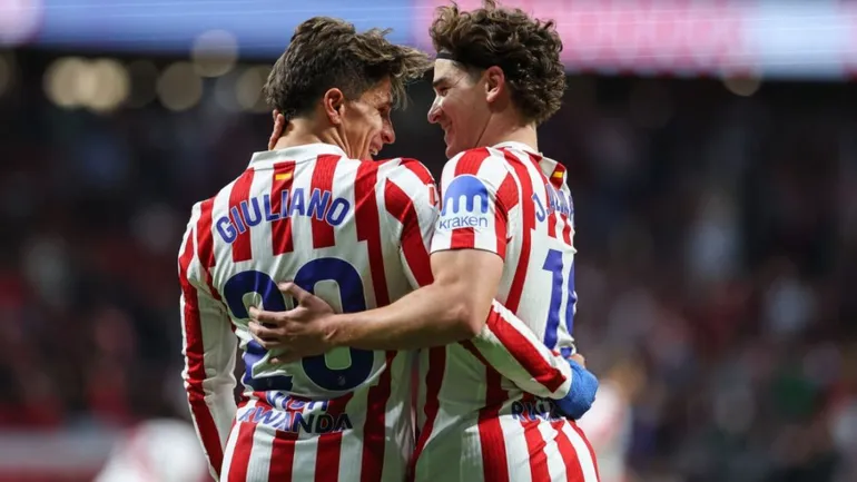 Julián Álvarez y Giuliano Simeone encienden las alarmas por molestias