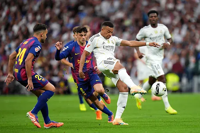 Portada de Mbappé y Bellingham dan la victoria al Real Madrid sobre el Barcelona - La Liga Fantasy