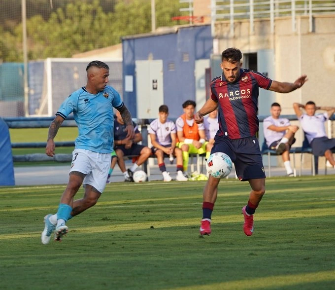 Portada de El Levante sigue con muchas deudas, revés frente al Castellón