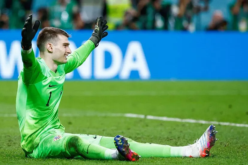 Portada de Oficial: Livakovic llega a ganarse la portería del Girona