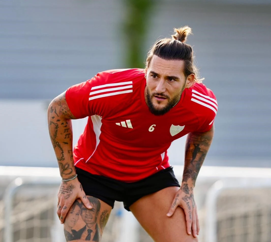 Portada de El Sevilla suma a Gudelj y Nyland, nada de Akor Adams que seguirá en el banquillo