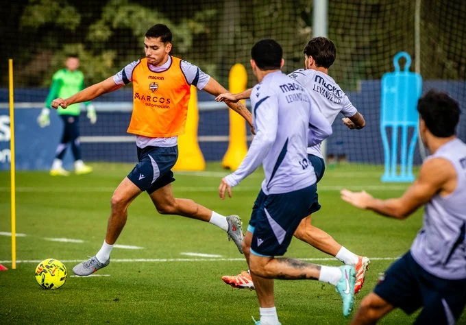 Portada de El Levante entrena con dos ausencias, planificando el choque contra el Athletic
